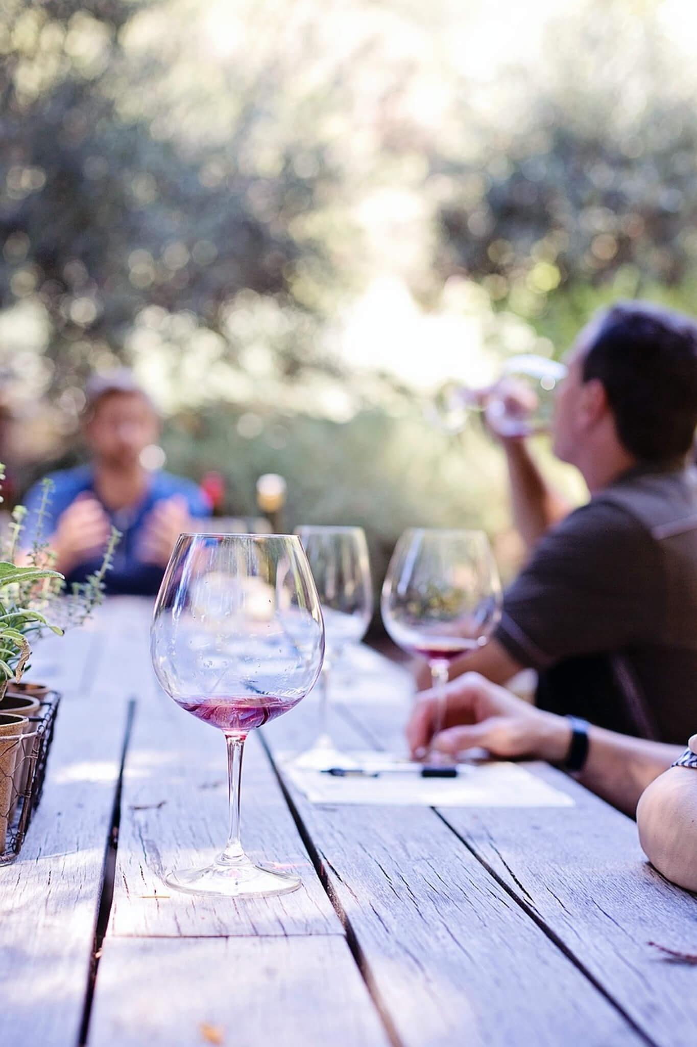 calici vino persone desgustazione in sicilia