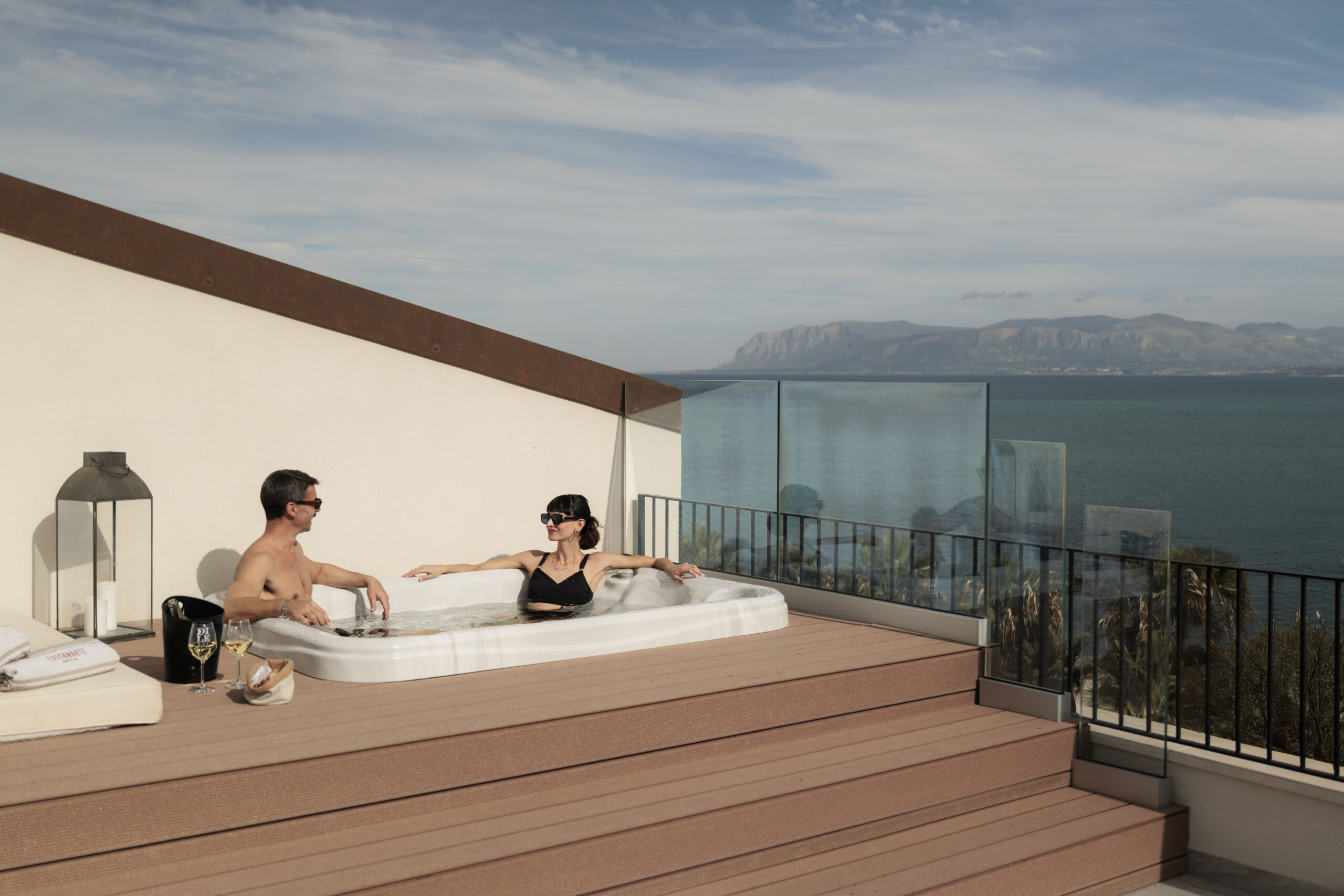 Incanto | Wellness Suite with Sea View Terrace and private Jacuzzi | Suite Deluxe – Suite 4